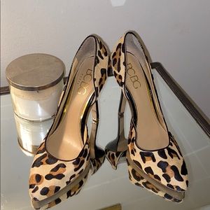 Leopard print pumps